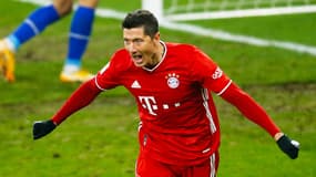 Robert Lewandowski célèbre son but face à Schalke