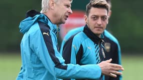 Arsène Wenger et Mesut Özil (Arsenal)