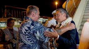 Gérald Darmanin à son arrivée à Tahiti le 16 août 2023 avec Moetai Brotherson.
