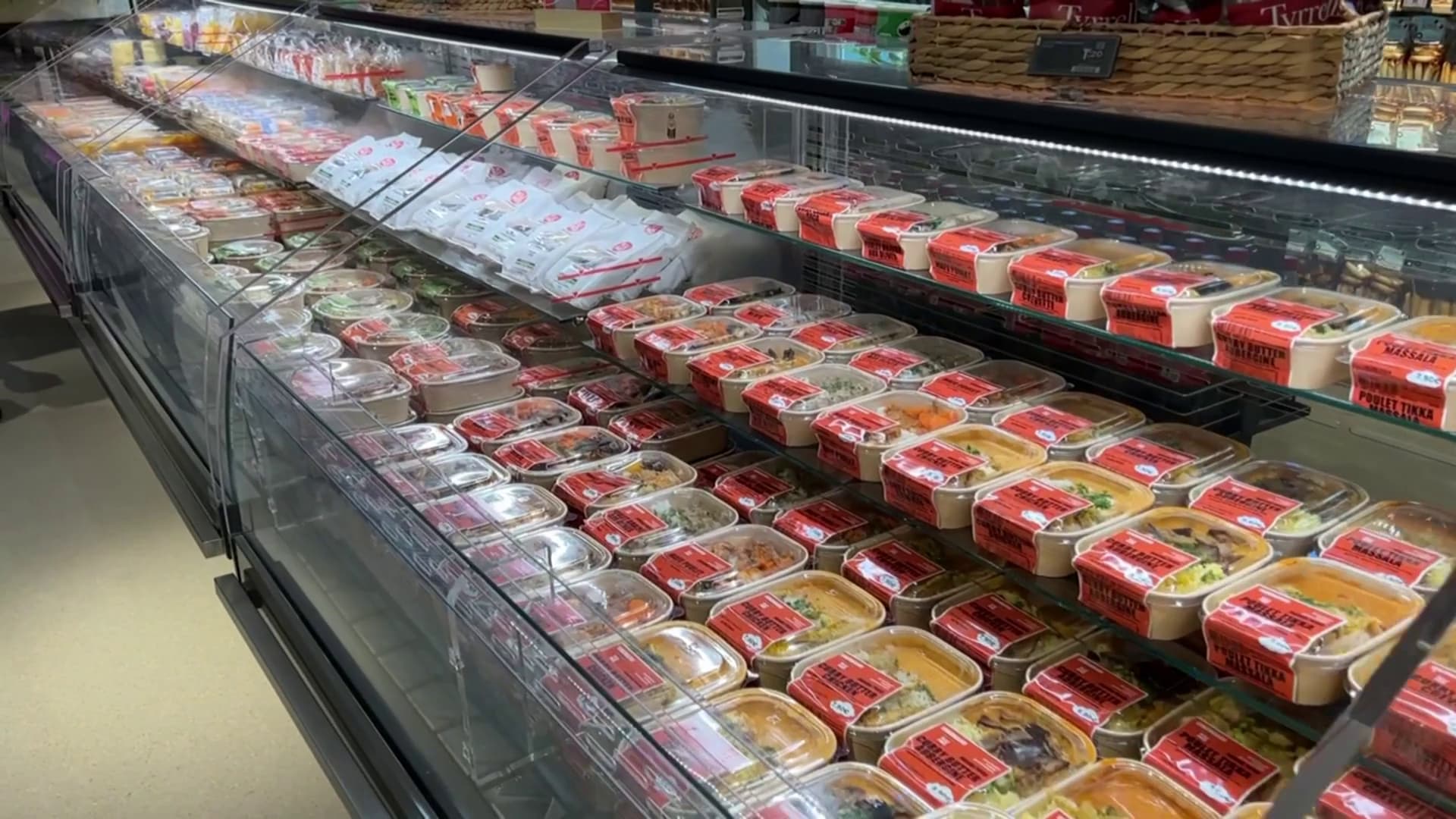 Monoprix souhaite augmenter son offre de snacking et la rendre immédiatement accessible à l'entrée des magasins de proximité. Monoprix souhaite augmenter son offre de snacking et la rendre immédiatement accessible à l'entrée des magasins de proximité.