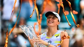 La joie de la Polonaise Iga Swiatek, officiellement nouvelle N.1 mondiale, le 4 avril 2022, au lendemain de sa victoire dans le tournoi WTA de Miami face à la Japonaise Naomi Osaka 