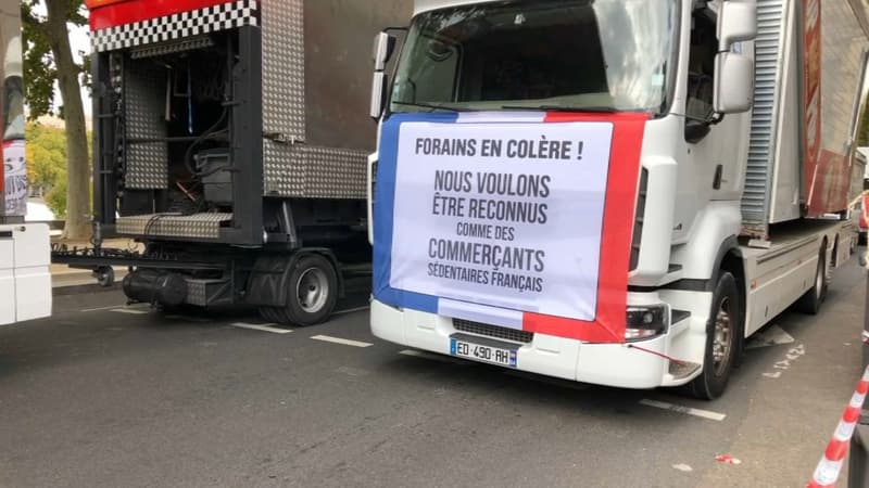 Les forains manifestent ce lundi contre les conséquences des restrictions sanitaires.