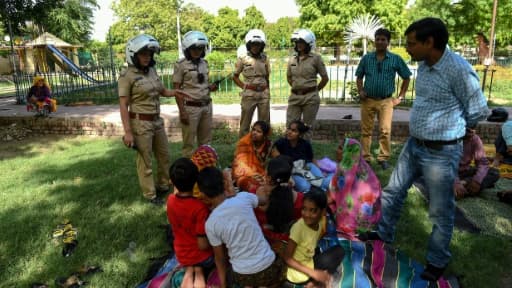 Des policières d'une unité spéciale uniquement composée de femmes patrouillent le 14 juin 2017 dans la ville de Jaipur (nord-ouest de l'Inde) pour lutter contre les violences faites aux femmes Des policières d'une unité spéciale uniquement composée de femmes patrouillent le 14 juin 2017 dans la ville de Jaipur (nord-ouest de l'Inde) pour lutter contre les violences faites aux femmes
