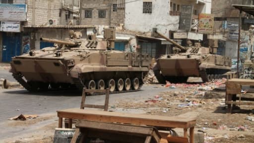 Tanks des forces loyalistes au président yéménite en exil se dirigent vers Aden le 4 août 2015