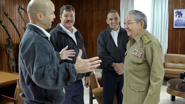 Le président cubain Raul Castro accueille des prisonniers cubains libérés par les Etats-Unis, le 17 décembre, à La Havane.
