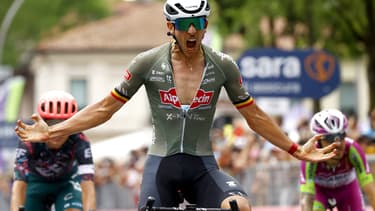 Le Belge Dries De Bondt de l'équipe Alpecin-Fenix célèbre après avoir franchi la ligne d'arrivée de la 18e étape de la course cycliste Giro d'Italia 2022, 156 km de Borgo Valsugana à Trévise, le 26 mai 2022.