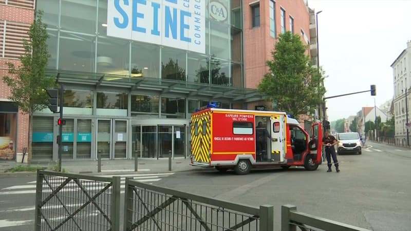 Un camion de pompier devant le centre commercial d'Argenteuil où un enfant est mort dans un accident d'ascenseur vendredi