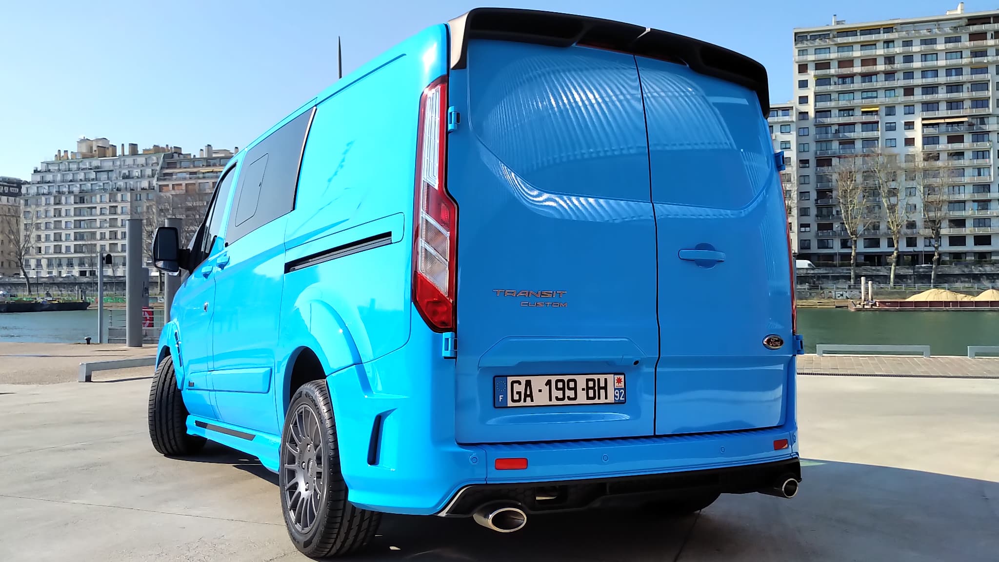 Chatoyant côté coloris, le Ford Transit Custom MS-RT n'en reste pas moins avant tout un utilitaire, avec une grande capacité de chargement.