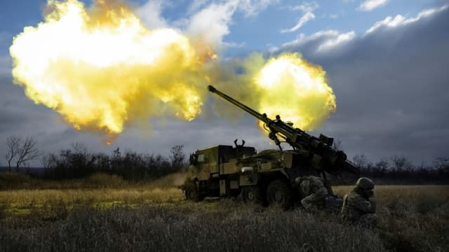 Des tirs ukrainiens sur des positions russes à l'aide d'un canon français Caesar, le 28 décembre 2022
