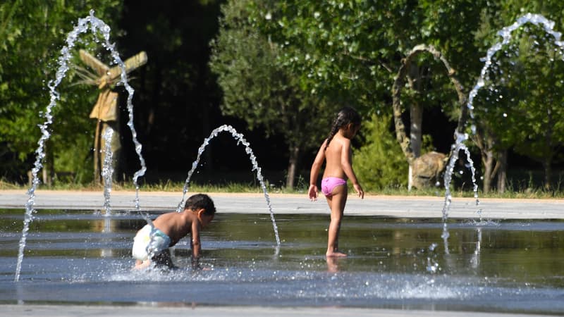 Des enfants se rafraîchissent à Montpellier, le 16 juin 2017.