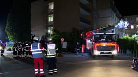 Des pompiers devant l'hôpital Marienkrankenhaus de Hambourg, en l'Allemagne, lors d'un incendie survenu dans la nuit du 31 mai au 1er juin 2025. 