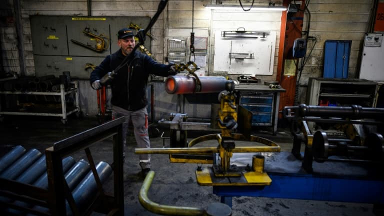Un employé des Forges de Tarbes où sont usinés des fûts d'obus de 155 mm, le 4 avril 2023 dans les Hautes-Pyrénées