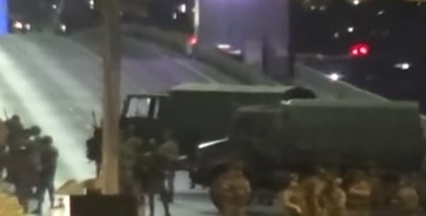 Des militaires sur un des ponts du Bosphore d'Istanbul Des militaires sur un des ponts du Bosphore d'Istanbul