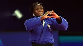 Clarisse Agbégnénou fait un coeur avec les mains après sa médaille de bronze aux JO de Paris, le 30 juillet 2024
