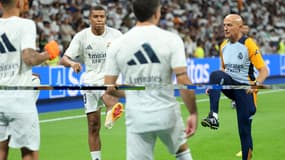 Kylian Mbappé à l'échauffement aux côtés d'Antonio Pintus, le 1er septembre 2024.