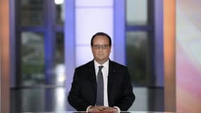 Le président de la République François Hollande, se préparant à répondre aux questions de quatre Français et de journalistes sur le plateau de l'émission "Dialogues citoyens", sur France 2, le 14 avril 2016