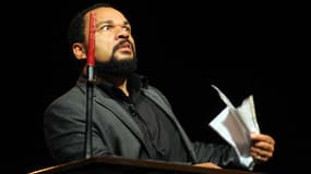 Dieudonné donnant à Alger son spectacle "Mahmoud", en 2011.