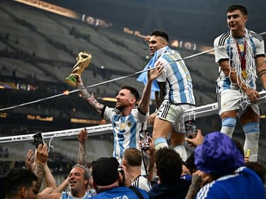 L'Argentine de Lionel Messi soulève le trophée de la Coupe du monde après le succès sur la France, le 18 décembre 2022 à Doha 