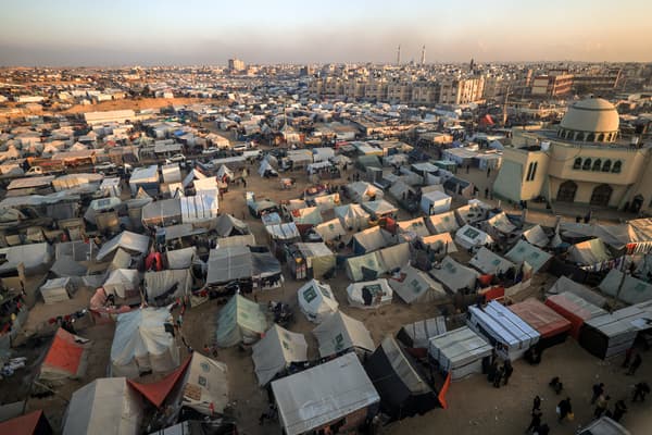 Les tentes d'un camp de déplacés palestiniens à Rafah dans les territoires palestiniens, le 31 décembre 2023