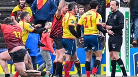 Les joueurs espagnols s'en prennent à l'arbitre