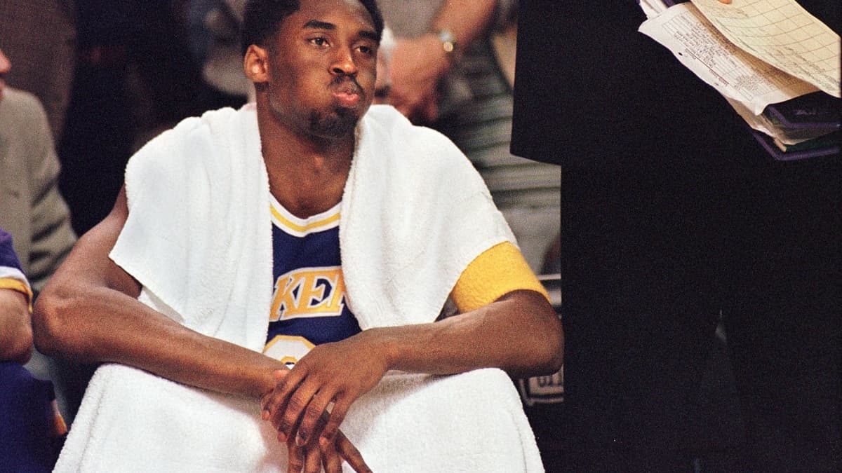 Kobe Bryant sur le banc des Lakers lors des playoffs 1998 Kobe Bryant sur le banc des Lakers lors des playoffs 1998