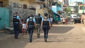 Des gendarmes dans les rues de Koungou, Mayotte, décembre 2024