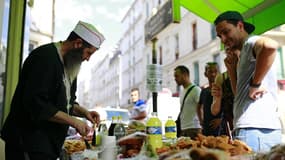 Un vendeur de pâtisseries orientales dans le quartier de Barbès à Paris à quelques jours du Ramadan en 2017 (Photo d'illustration).