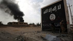 Le drapeau de Daesh peint sur un mur, dans la ville irakienne d'al-Qaim, en novembre 2017 