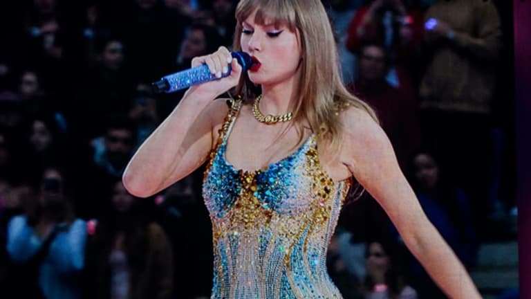 La chanteuse et compositrice américaine Taylor Swift sur la scène du Groupama Stadium à Lyon, lors de sa tournée Eras Tour, le 2 juin 2024