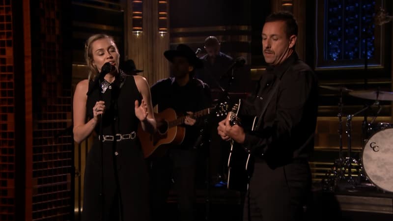 Miley Cyrus et Adam Sandler sur le plateau du "Tonight Show", lundi 2 octobre
