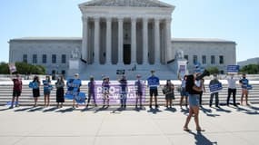 Des militants anti-avortement manifestent devant la cour suprême des États-Unis à Washington le 29 juin 2020, après sa décision d'invalider une loi de Louisiane très restrictive pour l'accès à l'IVG.