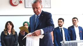 Erdogan vote à Istanbul pour les élections présidentielle et législatives, le 24 juin 2018
