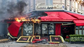 Le Fouquet's a été incendié samedi.