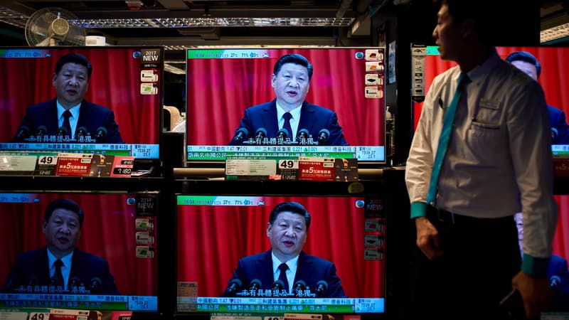 Des écrans dans un magasin d'électronique à Hong Kong montrent le président chinois Xi Jinping en train de prononcer un discours, le 18 octobre 2017.