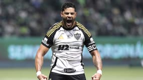 Hulk célèbre son but sur coup franc lors du match Palmeiras-Atlético Mineiro (3-2), le 20 juillet 2025