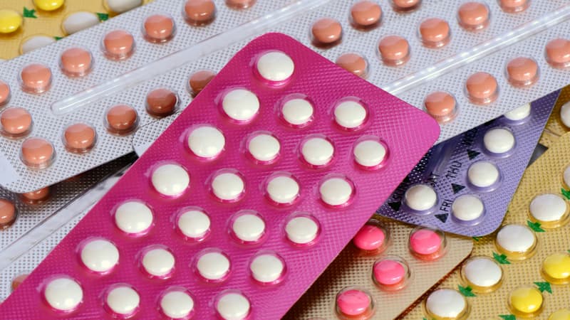 La pilule ou contraception orale se présente sous forme de comprimés qui associent généralement deux hormones: des œstrogènes et de la progestérone.