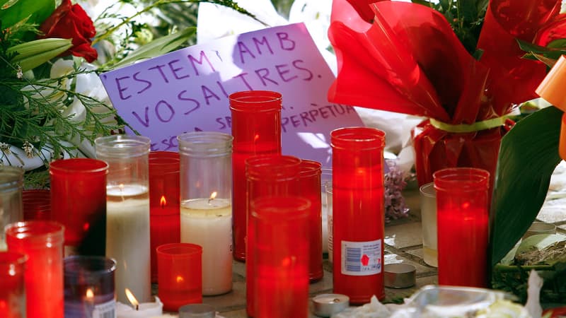 Des bougies et des fleurs ont été déposées devant l'école Joan-Fuster à Barcelone, là où a été tué lundi un professeur.