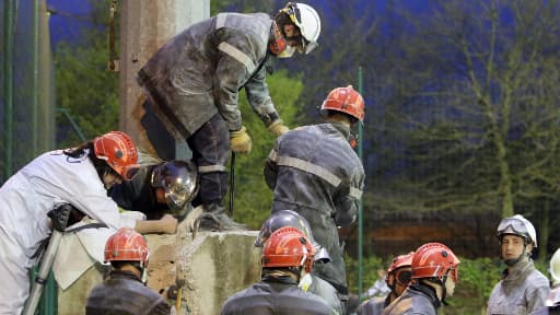 Les pompiers durant l'opération de sauvetage, mercredi soir.