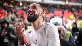 Nabil Bentaleb ému et tout sourire en regardant vers les tribunes après Rennes-Lille en Ligue 1, le 16 février 2025