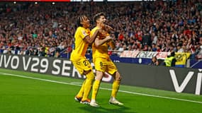 Robert Lewandowski célèbre son but avec Jules Koundé lors de la victoire du Barça sur le terrain de l'Atlético de Madrid (0-3, Liga), le 17 mars 2024