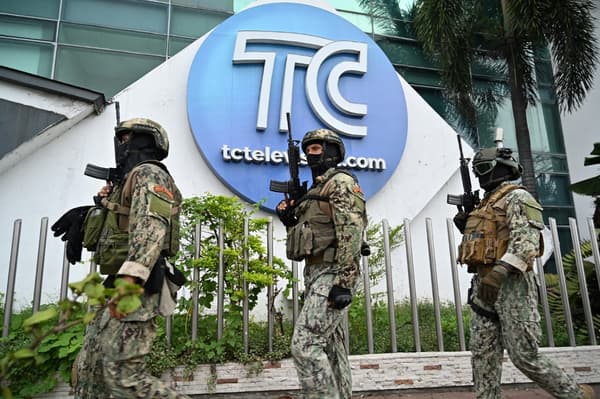 Des soldats équatoriens patrouillent le 9 janvier devant les locaux de la chaîne de télévision équatorienne TC