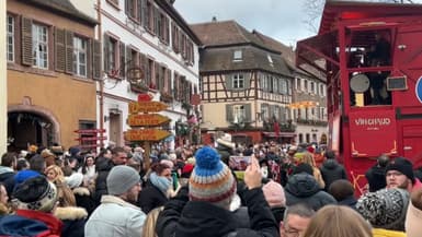 À Ribeauvillé (Haut-Rhin), l'ambiance médiévale du marché de Noël attire la foule.