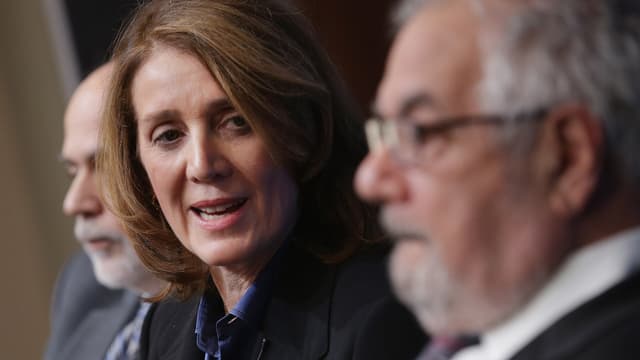 Ruth Porat a conseillé le département américain du trésor pour gérer la crise financière. Elle a notamment conseillé la FED de New York sur le dossier de l’assureur AIG.