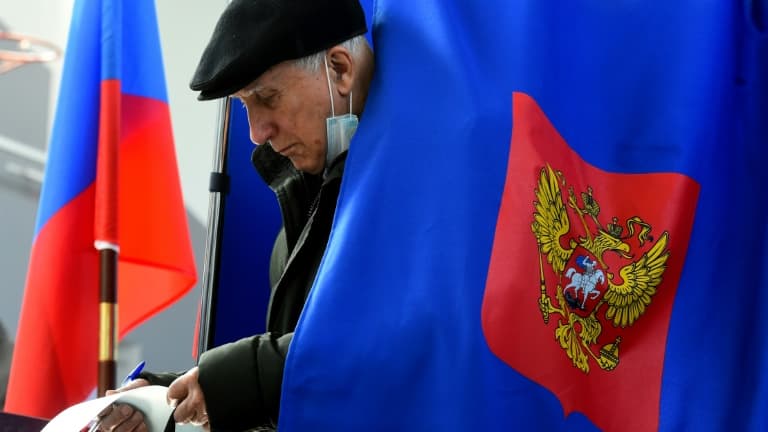 Dans un bureau de vote à Saint-Petersbourg, au troisième jour des élections législatives en Russie, le 19 septembre 2021 Dans un bureau de vote à Saint-Petersbourg, au troisième jour des élections législatives en Russie, le 19 septembre 2021