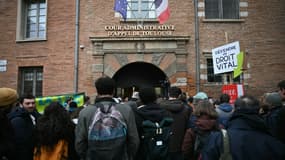 Opposants à l'autoroute A69 rassemblés devant la cour administrative d'appel de Toulouse