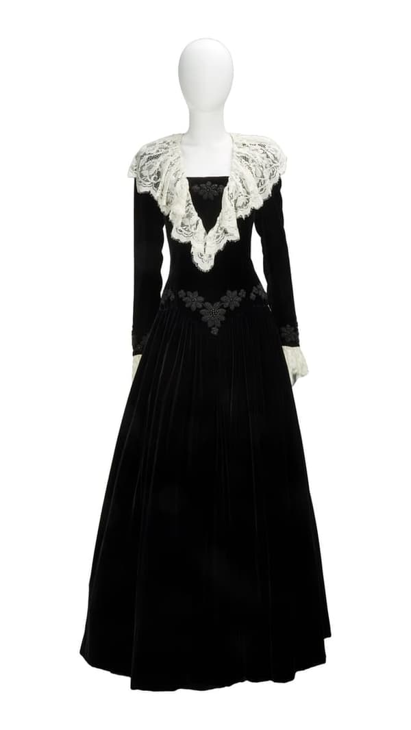 Robe de soirée en velours noir de la princesse Diana signée Catherine Walker et vendue aux enchères le 27 juin par Julien's Auctions