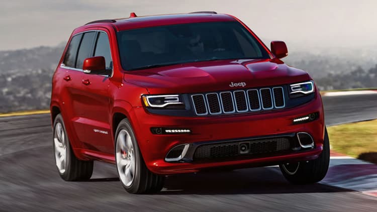 Le Grand Cherokee SRT, ici à l'image, pourrait bien voir débarquer à New York un modèle qui le supplante au niveau des motorisations, embarquant le gros "Hellcat". Le Grand Cherokee SRT, ici à l'image, pourrait bien voir débarquer à New York un modèle qui le supplante au niveau des motorisations, embarquant le gros "Hellcat".