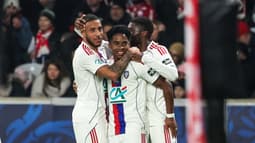 Corentin Tolisso célèbre un but de l'OL avec Endrick, le 11 janvier 2026