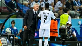 Carlo Ancelotti passe ses consignes à Vinicius, le 14 août 2024, contre l'Atalanta, en Supercoupe d'Europe