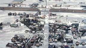 La ville de Yamamoto, sous les eaux. Le séisme de 8,9 degrés de magnitude et le raz de marée qui a suivi dans le nord-est du Japon ont fait plus 300 morts et plusieurs centaines de disparus, selon la télévision nationale NHK. /Photo prise le 11 mars 2011/